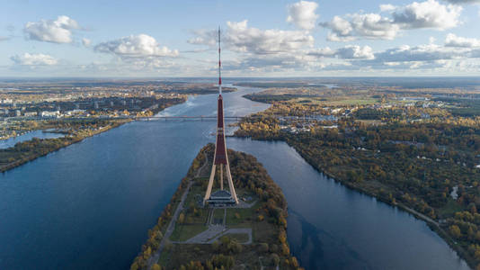 里加拉脱维亚电视塔 Zakusala 欧洲最大的空中无人机俯视图