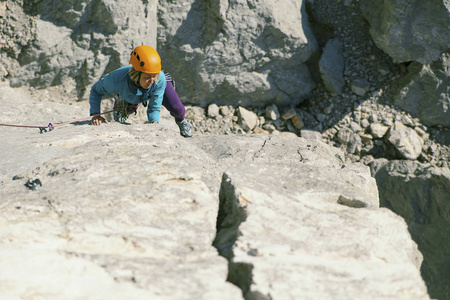 攀登悬崖顶端的女登山者