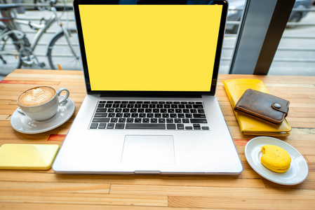 用的笔记本电脑的桌面图片-用的笔记本电脑的桌面素材-用的笔记本电脑