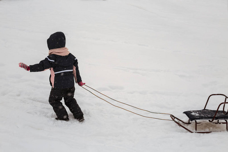 孩子在拉雪橇图片