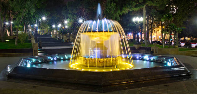 巴库阿塞拜疆.圆形公园喷泉广场夜视照片