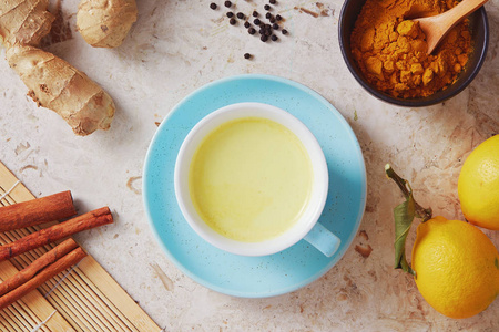 饮料奶茶用姜黄,生姜,牛奶,蜂蜜和肉桂制成的美味排毒饮料.