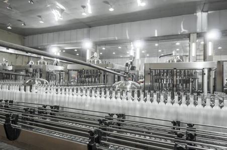 红酒工厂厂生产的玻璃瓶厂照片