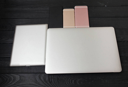 简约平躺在黑白笔记本电脑键盘上, 手机小工具上有质感的木桌背景亮亮。工作区顶部视图, 复制空间