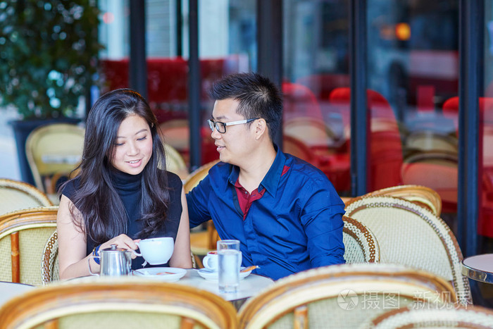 亚洲的年轻情侣在巴黎的咖啡馆