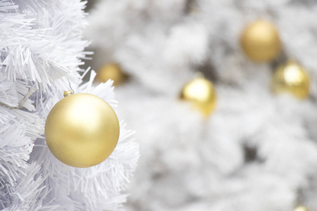 圣诞圣诞树白色树枝上的金球 圣诞节和新年装饰