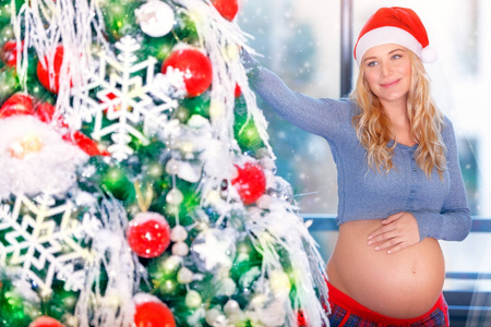 孕妇装饰圣诞树