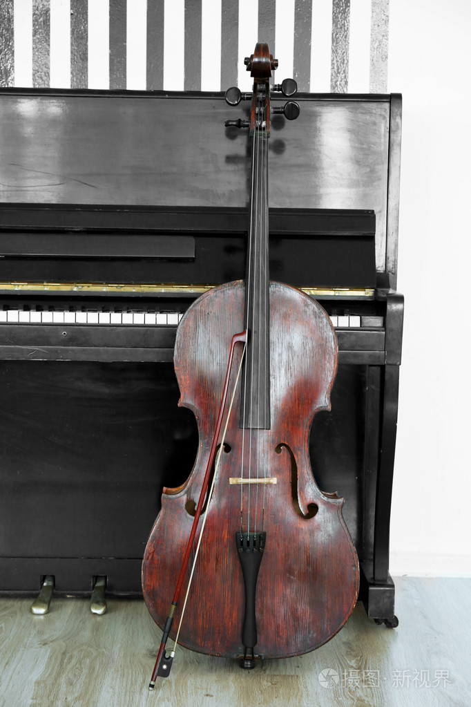 大提琴钢琴,在室内附近