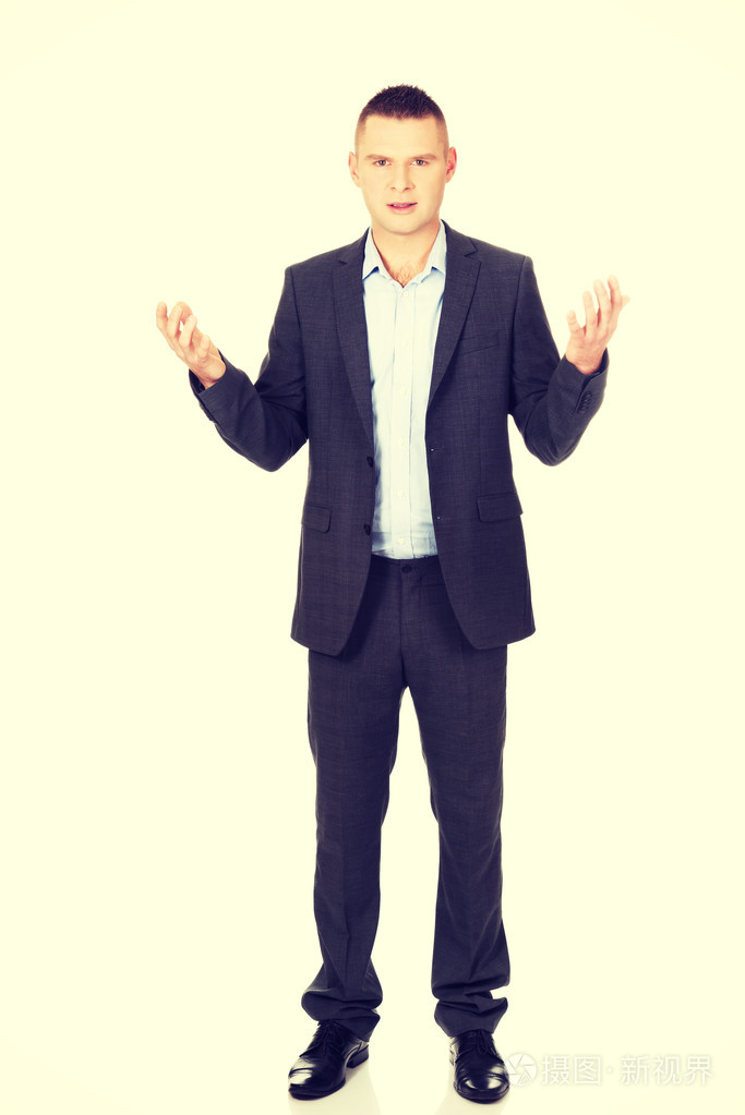 伸开双手的商人