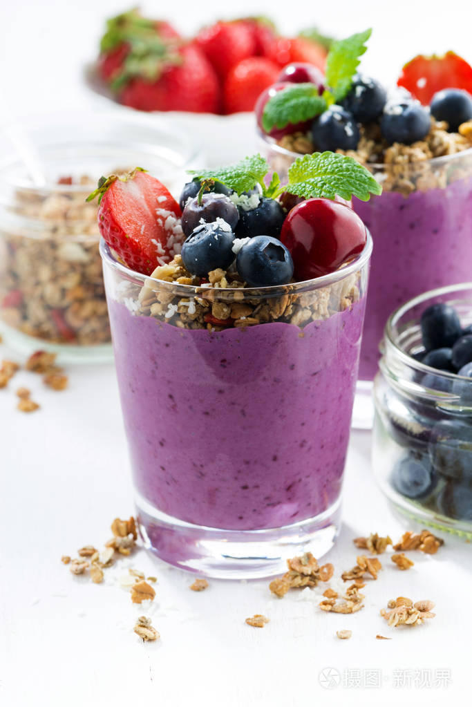 蓝莓点心, 格兰诺拉麦片在白色的背景下,垂直