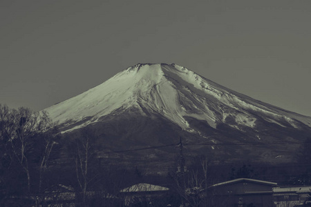 日本 Yamanaka 湖冬季白雪覆盖的富士山或富士山美景的黑白形象