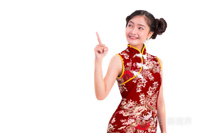 美女身穿旗袍, 在中国新年节日活动上, 在孤立的白色背景下指着手势