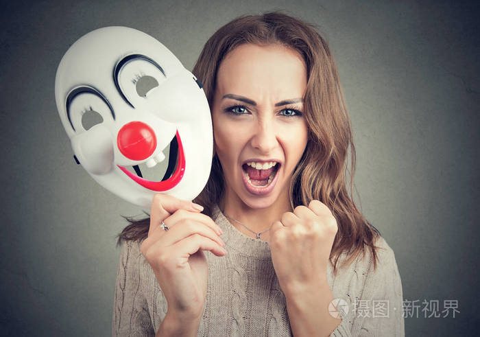 疯狂的妇女与小丑面具