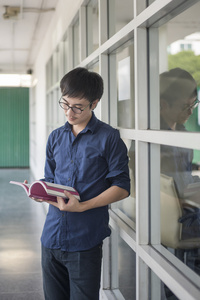 亚洲大学学生在校园内的一幅肖像