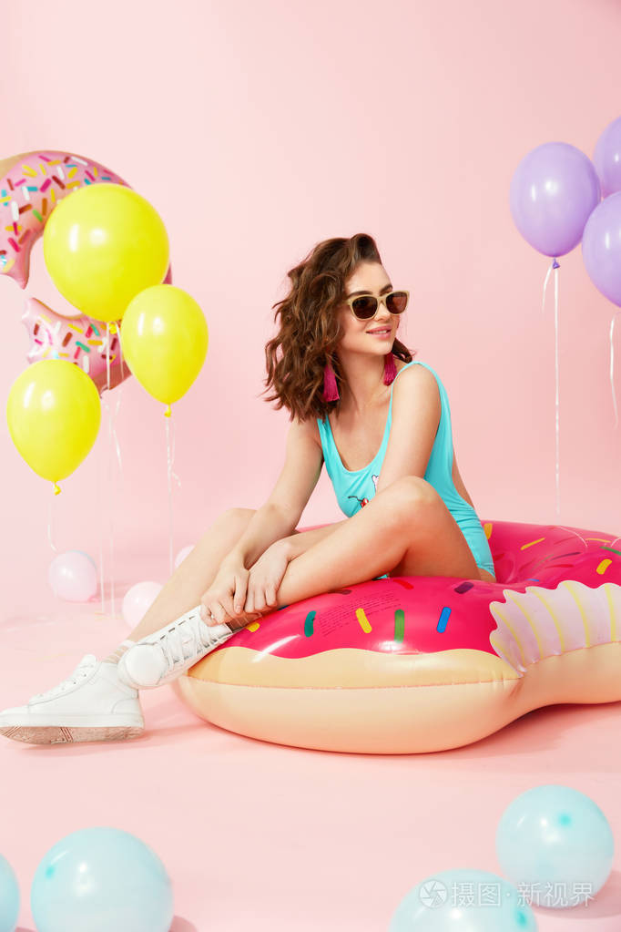 夏天的时尚.穿着时髦泳装的漂亮女人