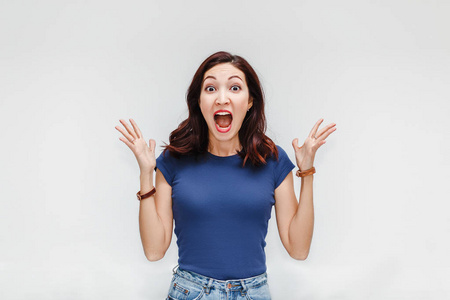 快乐的女商人看起来震惊惊讶和快乐的年轻情绪化的女人看起来兴奋孤立