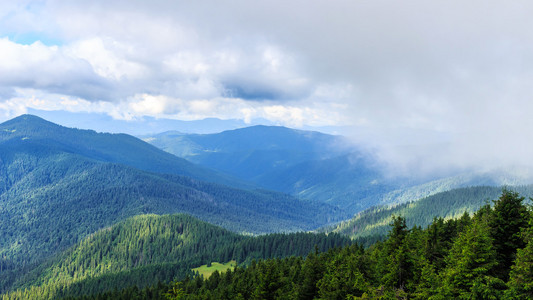 明亮 风景如画的喀尔巴阡山脉景观。Chornogora 脊，乌克兰，欧洲