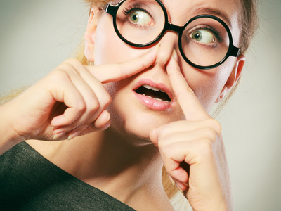 女孩捏她的鼻子因为臭臭照片