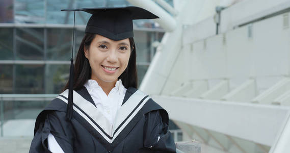 亚洲女子毕业礼服