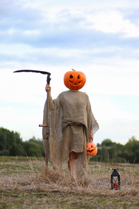 字段的稻草人稻草人南瓜头字段中照片