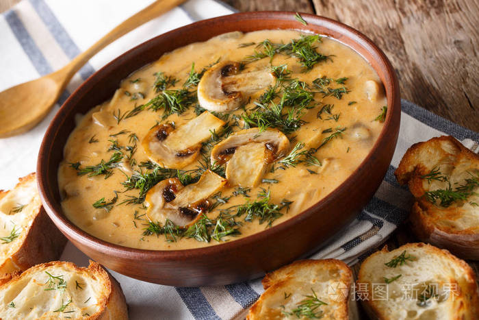 美味的蘑菇汤与莳萝和土司特写。水平