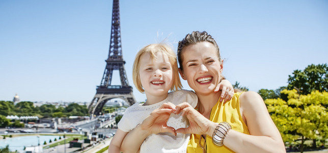 母亲和女儿显示心脏形手在巴黎，法国