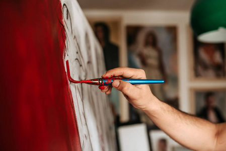 车间的画家图片