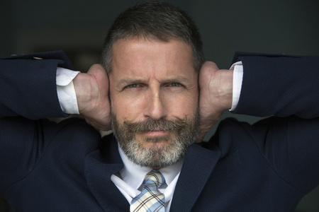 掩耳盗铃英俊的商人掩耳盗铃的画像照片