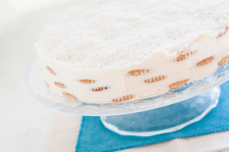 一条蓝色的毛巾的椰子蛋糕点心图片