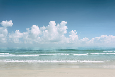 蓝色的水晶水和美丽的热带海滩海景