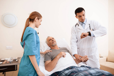 那位老人躺在医务室的一张小床上。他旁边是医生和护士