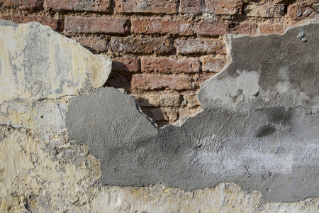 裂缝混凝土和旧砖墙背景