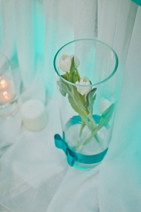 玻璃花瓶里的小白玫瑰8793