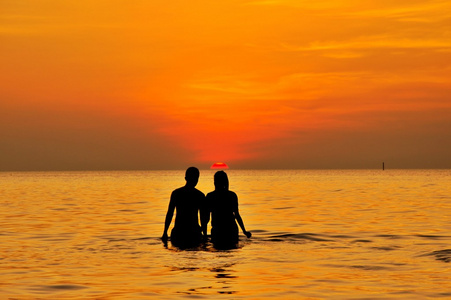 普吉岛城市看法点在暮色时间与普吉岛城市在黄昏背景一对情侣撑着伞