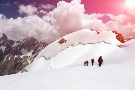 一群登山者在冰场上行走