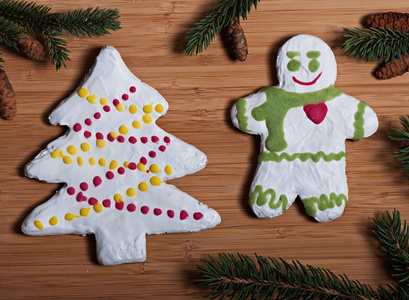 木制背景下的新年饼干和冷杉树枝的组成, 圣诞节背景