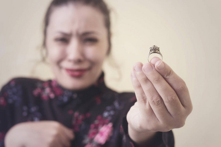 美丽的穆斯林妇女哭泣和返回结婚戒指给她的丈夫