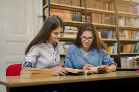 年轻女性在学校图书馆读书图片