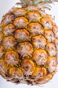 成熟, 新鲜的菠萝在白色背景上分离