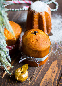 迷你潘妮托妮和 pandoro，圣诞装饰和水果