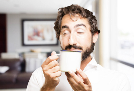 年轻酷男与一杯咖啡