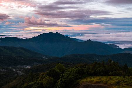 日出，doi intanon 国家公园的视点，清迈泰国