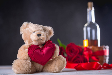 可爱的情人节概念在深色背景上的玩具熊