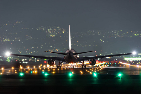 晚上夜间驾驶波音767夜间飞机在夜间地面上架战斗机夜间除冰客机飞机