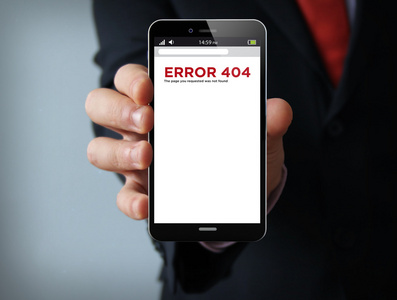 商人拿着智能手机屏幕上出现 404 错误