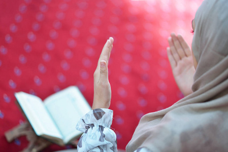 礼拜在清真寺做礼拜的穆斯林女人照片