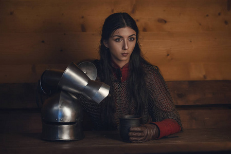 女战士美丽的中世纪女战士的肖像在一个锁链罩与头盔手照片