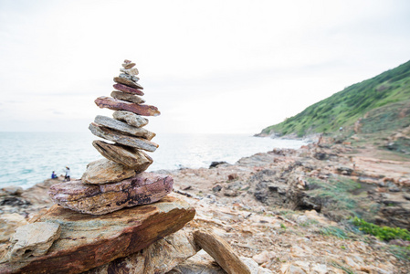 叠层的岩代表的平衡与和谐海岸的海