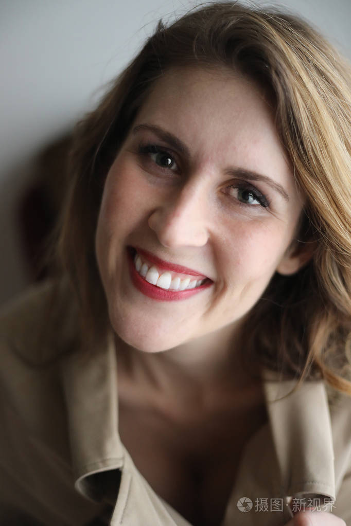 美丽的年轻女子, grren 的眼睛和金色的头发