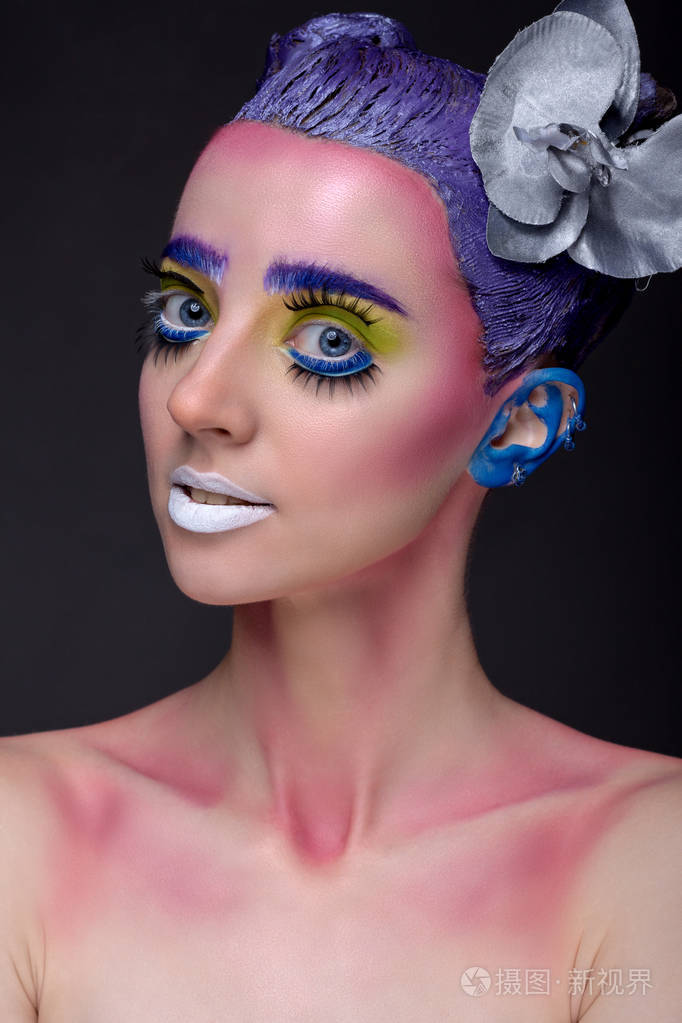 创造性的艺术化妆的女人的画像